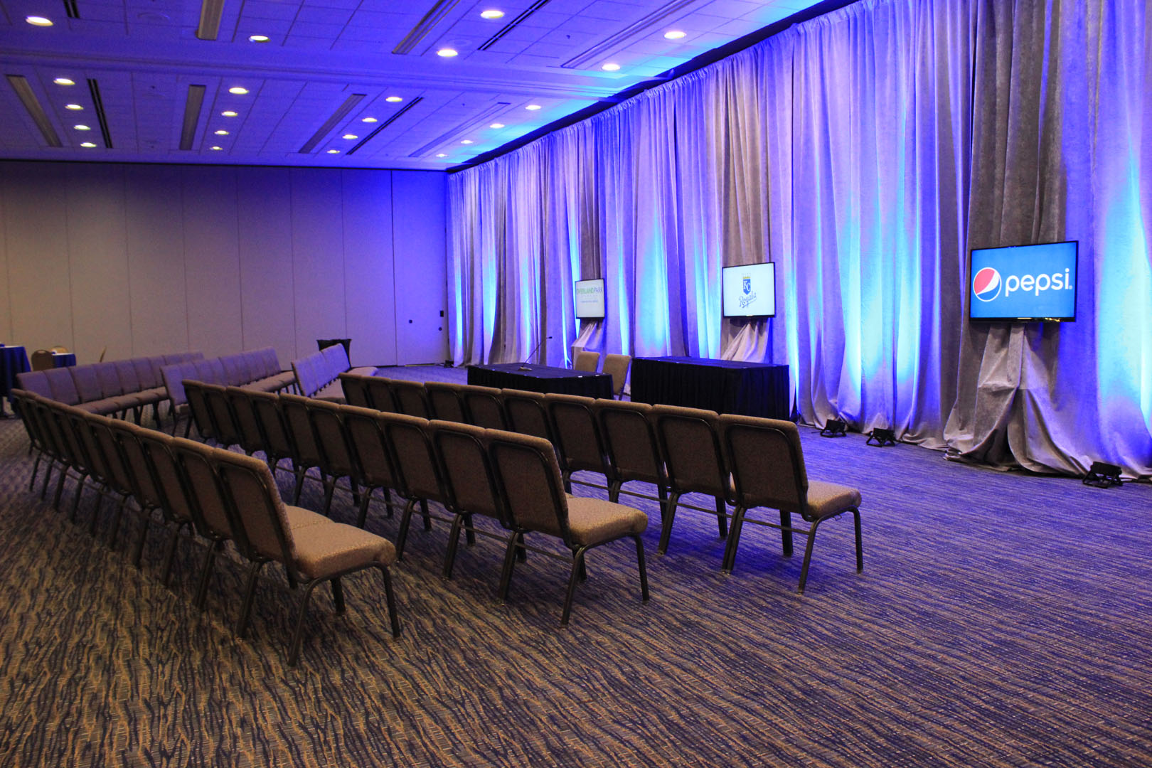 A room with many screens for more convenient presentation, one of many trends in conference technology